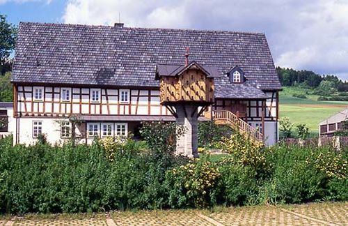 Blick auf das renovierte Gemeindehaus von Süden