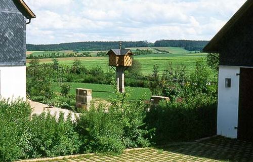 Blick auf das renovierte Taubenhaus in die Landsschaft