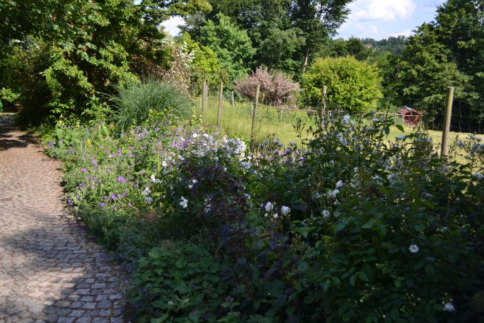 Beet am Einfahrtstor