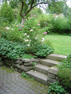 Treppe und Mauern am vertrieften Sitzplatz